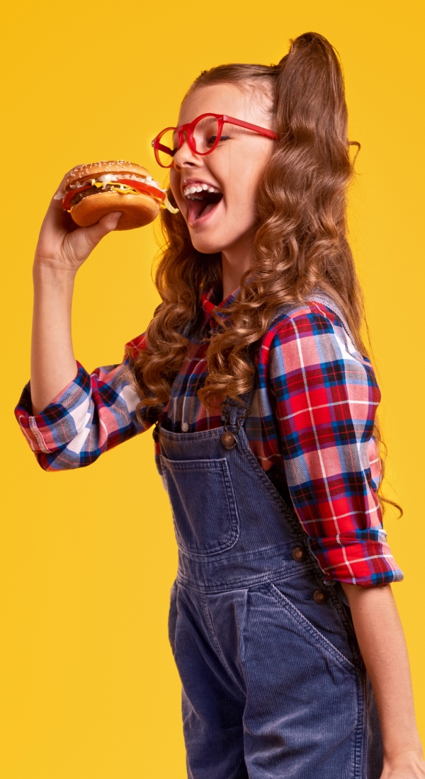 Une enfant savoure son repas